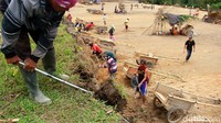 Warga yang ikut membantu perluasan landasan bandara ini berasal dari 6 desa di Kecamatan Rampi.