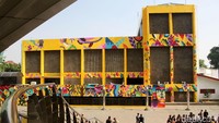 Didominasi warna kuning, mural hasil karya wanita bernama Diana Ordonez ini tampak ceria dan mencuri perhatian setiap orang yang melintasinya. Foto: Rifkianto Nugroho