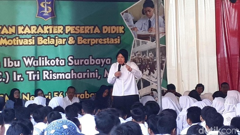 Risma Prihatin Anak Penjual Koran Belajar di Pinggir Jalan Risma Prihatin Anak Penjual Koran Belajar di Pinggir Jalan
