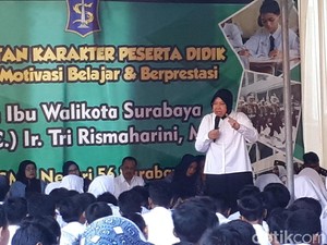 Risma Prihatin Anak Penjual Koran Belajar di Pinggir Jalan