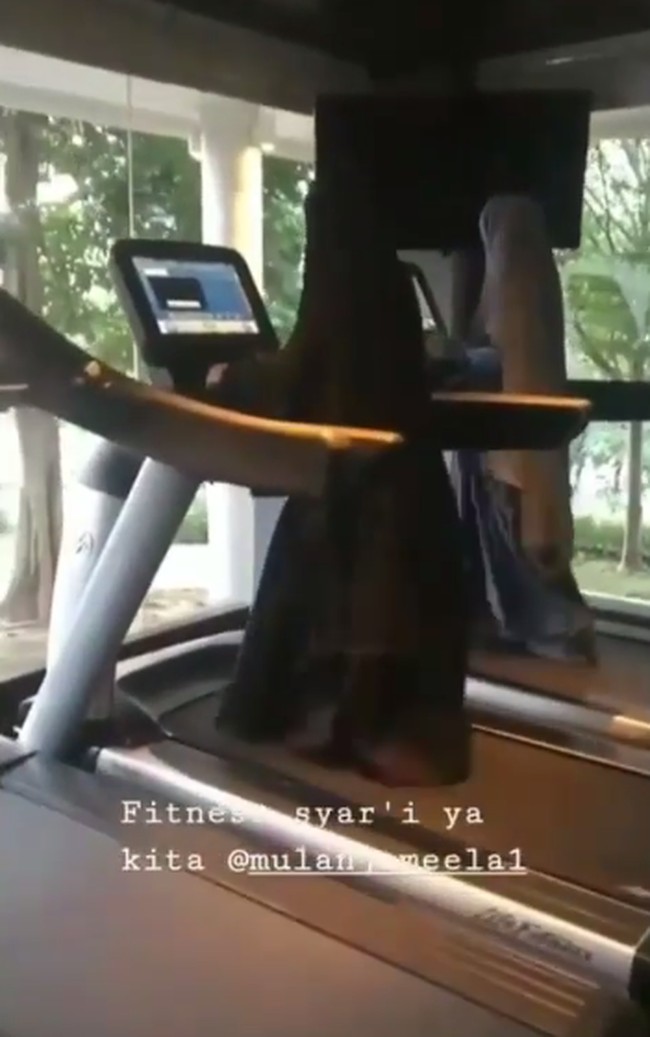 Inilah penampilan terbaru Mulan Jameela saat berolahraga bersama Umi Pipik. Berjalan di treadmill, Mulan dan istri Ustad Jeffry itu tampak mengenakan gamis yang panjangnya semata kaki. Busana olahraga keduanya ini sempat viral dan jadi perbincangan netizen karena beda dari lainnya. Foto: Dok. Instagram
