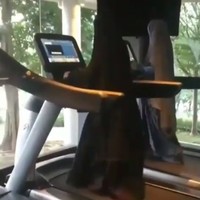 Inilah penampilan terbaru Mulan Jameela saat berolahraga bersama Umi Pipik. Berjalan di treadmill, Mulan dan istri Ustad Jeffry itu tampak mengenakan gamis yang panjangnya semata kaki. Busana olahraga keduanya ini sempat viral dan jadi perbincangan netizen karena beda dari lainnya. Foto: Dok. Instagram