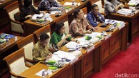 Dia menceritakan, arus modal yang keluar atau capital outflow mayoritas dialami oleh negara-negara berkembang, khususnya Indonesia. Hal itu juga akan berdampak pada transaksi berjalan yang saat ini masih mengalami defisit.