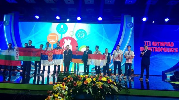 Penyerahan medali kepada peserta Olimpiade Metropolis Ketiga di Moskow, 6 September 2018.
