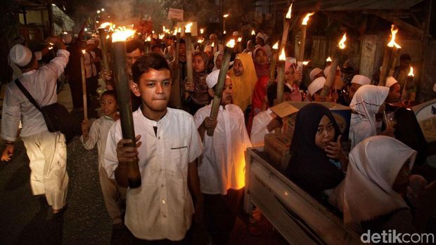 Warga mengadakan pawai obor dalam rangka memperingati tahun baru Islam atau tahun baru Hijriah di Warakas, Jakarta Utara, Senin (10/9/2018).