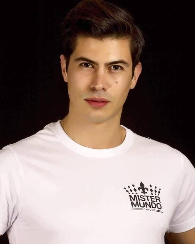 Saya tidak bisa berhenti mengungkapkan betapa bahagianya saya merasa menjadi orang terpilih untuk mewakili negara di (Mr World), kata Felipe di postingan Facebook. Foto: Facebook