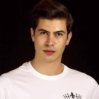 Saya tidak bisa berhenti mengungkapkan betapa bahagianya saya merasa menjadi orang terpilih untuk mewakili negara di (Mr World), kata Felipe di postingan Facebook. Foto: Facebook