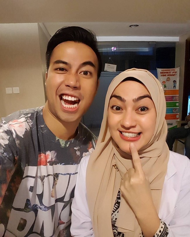 Ini adalah momen ketika dokter Sarah yang ramah dan murah senyum itu berpose bersama penyanyi Vidi Aldiano yang melakukan prosedur memutihkan gigi. Foto: Instagram@sarahgadrie