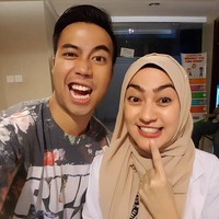 Ini adalah momen ketika dokter Sarah yang ramah dan murah senyum itu berpose bersama penyanyi Vidi Aldiano yang melakukan prosedur memutihkan gigi. Foto: Instagram@sarahgadrie