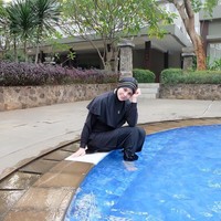 Begitupula penampilan Risty Tagor. Seperti Nuri Maulida, Risty juga tetap mengenakan busana renang syari saat berolahraga. Celana renangnya tidak pas di tubuh dan baju atasannya panjang hingga menutup paha. Foto: Dok. Instagram