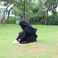 Olahraga dengan memakai gamis juga dilakukan desainer bercadar Diana Nurliana. Wanita yang populer sebagai desainer bercadar itu tetap mengenakan busana serba hitam, termasuk cadarnya saat berolahraga. Foto: Dok. Instagram