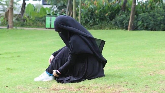Olahraga dengan memakai gamis juga dilakukan desainer bercadar Diana Nurliana. Wanita yang populer sebagai desainer bercadar itu tetap mengenakan busana serba hitam, termasuk cadarnya saat berolahraga. Foto: Dok. Instagram