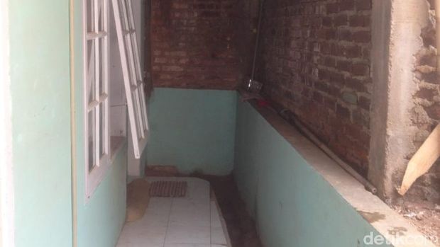 Rumah Eko kini tidak memiliki akses jalan keluar maupun masuk.