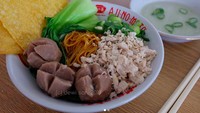  Patut diacungi jempol nih! @demutsari bikin sendiri mie yamin dengan topping suwiran ayam rebus, bakso, pangsit goreng, daun bawang dan bok choi. Foto: Istimewa