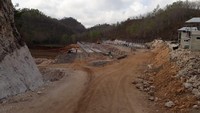 Tidak hanya pencemaran limbah, pembangunan peternakan ayam PT Widodo Makmur Unggas sudah membabat 5 bukit karst di Geopark Gunung Sewu (Istimewa/Cahyo)
