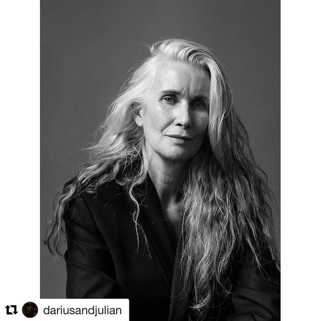 Punya tampilan awet muda, Nicola Griffin justru baru memulai kariernya sebagai model beberapa waktu belakangan. Untuk tetap prima, ia menerapkan gaya hidup aktif dan tentunya sehat. Nicola menghindari minum alkohol, merokok, dan junk food. Salah satu rahasia cantiknya adalah minum teh hijau setiap hari. Foto: Instagram