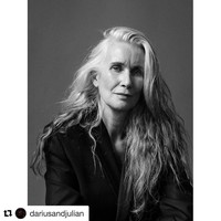 Punya tampilan awet muda, Nicola Griffin justru baru memulai kariernya sebagai model beberapa waktu belakangan. Untuk tetap prima, ia menerapkan gaya hidup aktif dan tentunya sehat. Nicola menghindari minum alkohol, merokok, dan junk food. Salah satu rahasia cantiknya adalah minum teh hijau setiap hari. Foto: Instagram