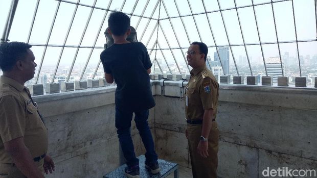  Gubernur DKI Jakarta Anies Baswedan bersama putra bungsunya Ismail Hakim Baswedan di Monas, Senin (10/9/2018)