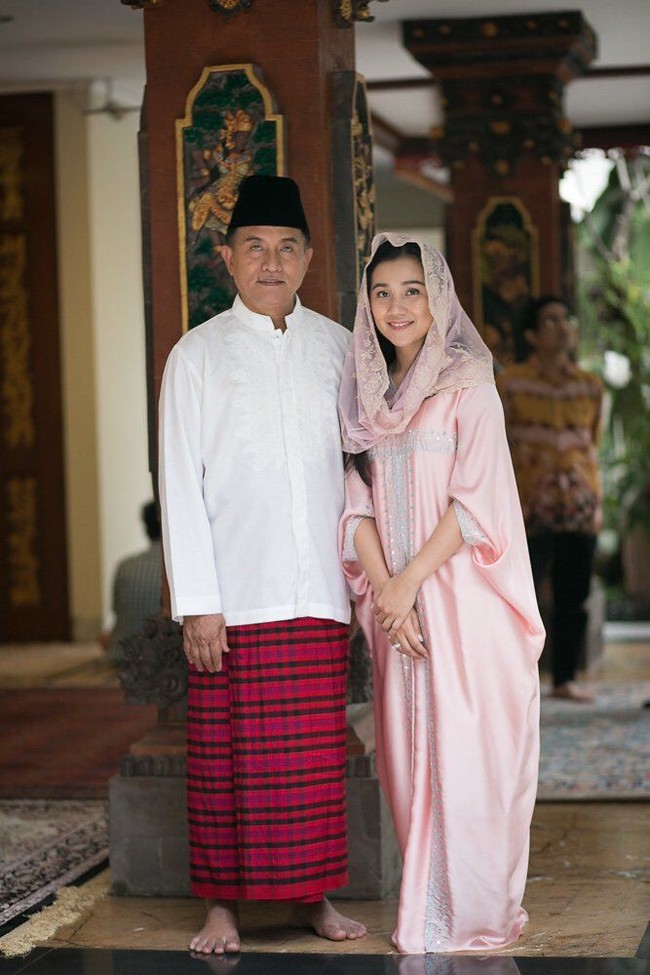 Rika Mahendra demikian istri Yusril Ihza Mahendra menulis namanya di akun media sosialnya. Nama aslinya adalah Rika Tolentino Kato. Sosoknya begitu mencuri perhatian pada 2006 saat kabar pernikahannya dengan Yusril merebak. Foto: Twitter