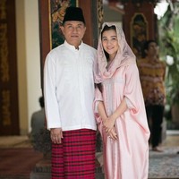 Rika Mahendra demikian istri Yusril Ihza Mahendra menulis namanya di akun media sosialnya. Nama aslinya adalah Rika Tolentino Kato. Sosoknya begitu mencuri perhatian pada 2006 saat kabar pernikahannya dengan Yusril merebak. Foto: Twitter