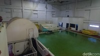 Ruang latihan dry drill, wet drill & flight simulator di Gedung F GITC Jakarta Barat. Terlihat sebuah kolam dan 2 badan pesawat namun tak utuh (Masaul/detikTravel)