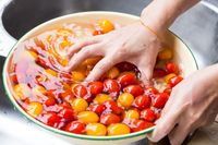 Lebih Baik Mana, Mencuci atau Merendam Buah dalam Air Semalaman?