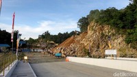 Diketahui juga, biaya pembangunan bentang utama jembatan adalah sebesar Rp 943 miliar yang dikerjakan oleh konsorsium kontraktor PT. PP sebagai pimpinan, PT Hutama Karya dan PT Nindya Karya.