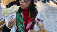 Berkunjung ke Australia, Fifi tak melewatkan makanan enak di negeri kanguru ini. Terlihat ia sudah siap menyantap crepes dan roti. Foto: instagram @fifiletytjahajapurnama