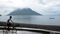 Salah satu Gunung api yang berenama Gamalama juga tampak apik dan keren untuk kunjungi. Apalagi untuk kalian yang doyan mendaki gunung.