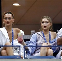 Sebelum sibuk di New York Fashion Week, Bella dan Gigi mengisi waktu luang di turnamen tenis US Open 2018. Gaya seksinya tak absen di acara olahraga sekalipun. (Foto: Julian Finney/Getty Images)