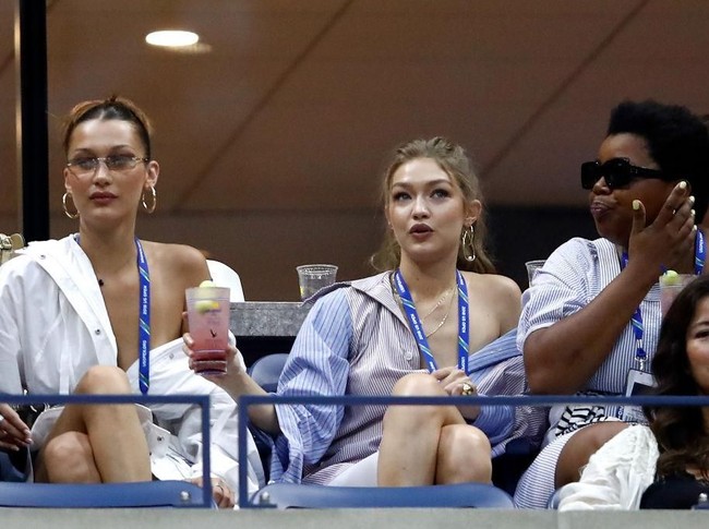 Sebelum sibuk di New York Fashion Week, Bella dan Gigi mengisi waktu luang di turnamen tenis US Open 2018. Gaya seksinya tak absen di acara olahraga sekalipun. (Foto: Julian Finney/Getty Images)
