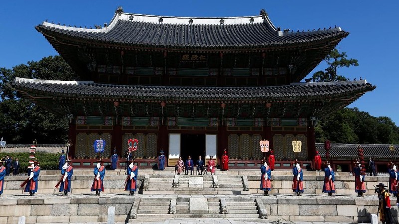 South Korean President Moon Jae-in (c-L) and Indonesian President Joko Widodo (c-R) inspect an honor guard during a welcoming ceremony at the Changdeokgung palace in Seoul, South Korea, 10 September 2018. Jeon Heon-kyun/Pool via Reuters