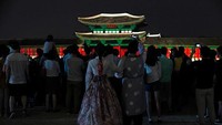 Potret Istana Gyeongbokgung saat malam hari. Pada waktu-waktu tertentu, seperti perayaan Hari Kemerdekaan Korea Selatan Istana Gyeongbokgung dihias semakin cantik dengan lampu warna-warni yang menyala di malam hari. Woohae Cho/Getty Images.