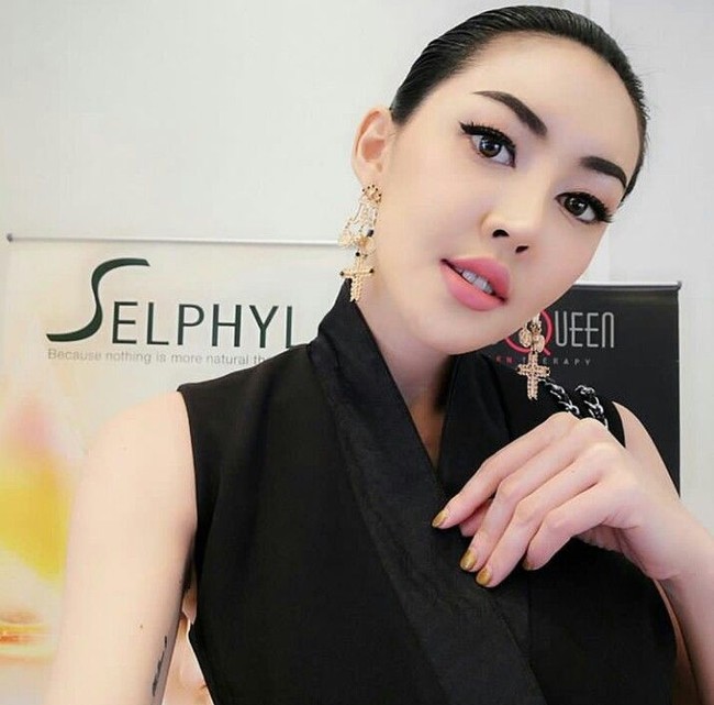 Tragisnya ia bunuh diri di klinik kecantikan miliknya itu. Dia terjun bunuh diri dari ruangannya yang berada di lantai tiga. Foto: Instagram (@kae_laprim)