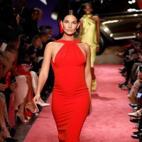 Lily Aldridge tengah mengandung lima bulan ketika berlenggang di catwalk Brandon Maxwell di New York Fashion Week 2018. “So proud to walk the @brandonmaxwell runway 5 months pregnant! I’ve walked few runways in my life and this is a moment that I’ll look back on forever with great emotion, tulis Lily di Instagram tentang penampilannya yang emosional itu. (Foto: Getty Images)