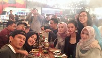 Makan di salah satu acara festival kuliner pun tak masalah bagi wanita yang dikabarkan tengah menimba pendidikan S2nya tahun lalu itu. Coba tebak di mana Riri dalam foto ini? Foto: Instagram rianarizki