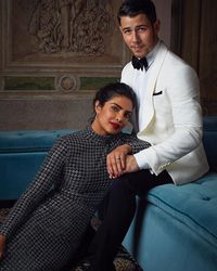 Mesranya Priyanka Chopra dan Nick Jonas Tiru Foto Pertunangan Meghan Markle