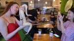 Foto: Selfie Bareng Ular & Kalajengking di Kafe Ini, Berani?