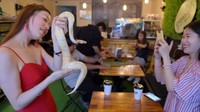 Kafe dimana traveler bisa main bareng binatang-binatang lucu memang tengah ngetren belakangan. Tak terkecuali negara Kamboja. Bedanya, di sini isi kafenya bukan kucing, anjing atau kelinci, melainkan reptil (AFP/GETTY IMAGES) 