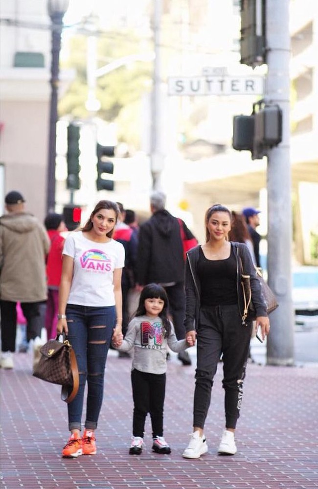Ashanty bersama Anang dan anak-anak mereka menikmati liburan ke San Francisco, California, pada Juli 2018 kemarin. Bergaya di trotoar San Francisco bersama kedua putrinya, Aurel dan Arsy, Ashanty tampak menenteng tas Louis Vuitton berharga puluhan juta rupiah. Foto: Instagram @ashanty_ash