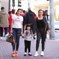 Ashanty bersama Anang dan anak-anak mereka menikmati liburan ke San Francisco, California, pada Juli 2018 kemarin. Bergaya di trotoar San Francisco bersama kedua putrinya, Aurel dan Arsy, Ashanty tampak menenteng tas Louis Vuitton berharga puluhan juta rupiah. Foto: Instagram @ashanty_ash