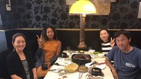 Selain hidangan Jepang, Naomi juga suka dengan BBQ khas Korea. Bersama keluarga dan teman-temannya, Naomi tampil kasual dalam balutan dress berwarna kuning. Foto: Instagram @naomiosakatennis