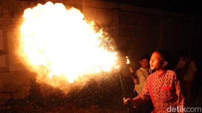 Atraksi Sembur Api Warnai Pawai Obor Tahun Baru Hijriah