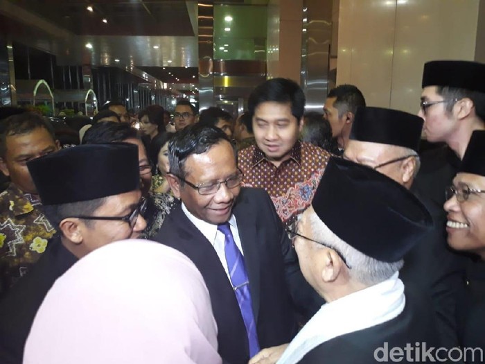 Berpelukan dengan Maruf Amin, Mahfud Md: Kita Kan Bersaudara