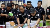 Polri, Bea Cukai dan PT Pos Indonesia menggelar barang bukti pengungkapan kasus tersebut.