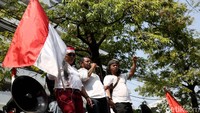 Aksi dimulai dengan menyanyikan lagu Indonesia Raya. Orasi pun dilakukan oleh sejumlah driver yang menuntut penghapusan eksploitasi kerja yang dianggap merugikan para driver taksi online.