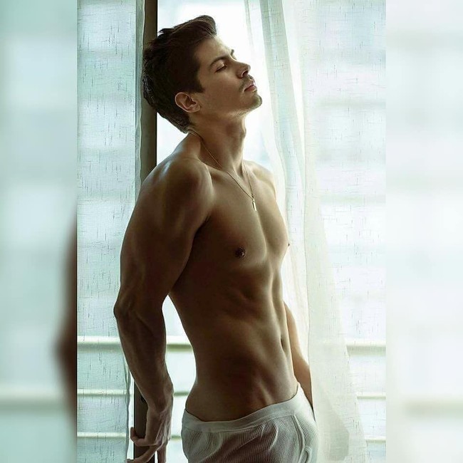 Ketampanan dan bentuk tubuhnya yang indah ini pun membuat banyak orang kagum pada Felipe. Foto: Facebook