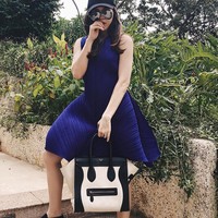 Olivia Jensen memutuskan mundur dari dunia hiburan setelah menikah secara diam-diam dengan Arif Purnama, yang merupakan seorang pengusaha batubara. Kini Olivia fokus menekuni karier sebagai desainer. Gaya Olivia lebih sering terlihat feminin. Ini penampilannya saat memadukan gaun biru safir dari brand lokal dan tas seharga belasan juta rupiah keluaran Celine. Foto: Instagram