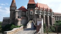 Kastil ini bernama Kastil Corvin dan juga dikenal dengan nama Hunyadi Castle dan Hunedoara Castle. Kastil ini berada di Hunedoara, Transylvania, Rumania. (Muzeul Castelul Corvinilor)