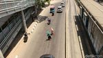 Ogah Naik JPO, Warga Nekat Menyeberang di Jalan